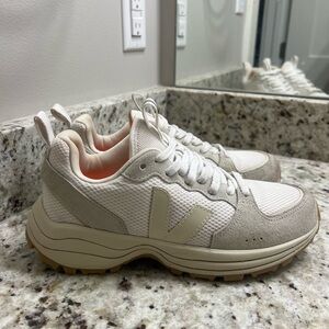 VGUC VEJA Venturi suede sneakers 8